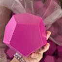 Pinkfarbener 12-seitiger PU-Schaum-Würfel in der Hand