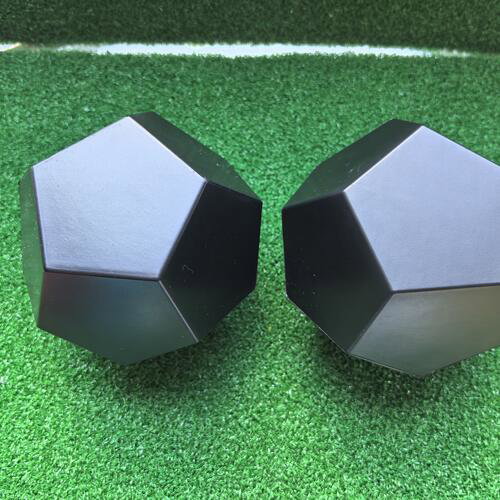 Zwei schwarze 12-seitige PU-Schaum-Würfel Zwei schwarze 12-seitige PU-Schaum-Würfel