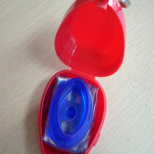 Custom print heartshape plastic box with CPR face shield Beademingsmasker verpakt in hartvormig doosje met eigen bedrukking image